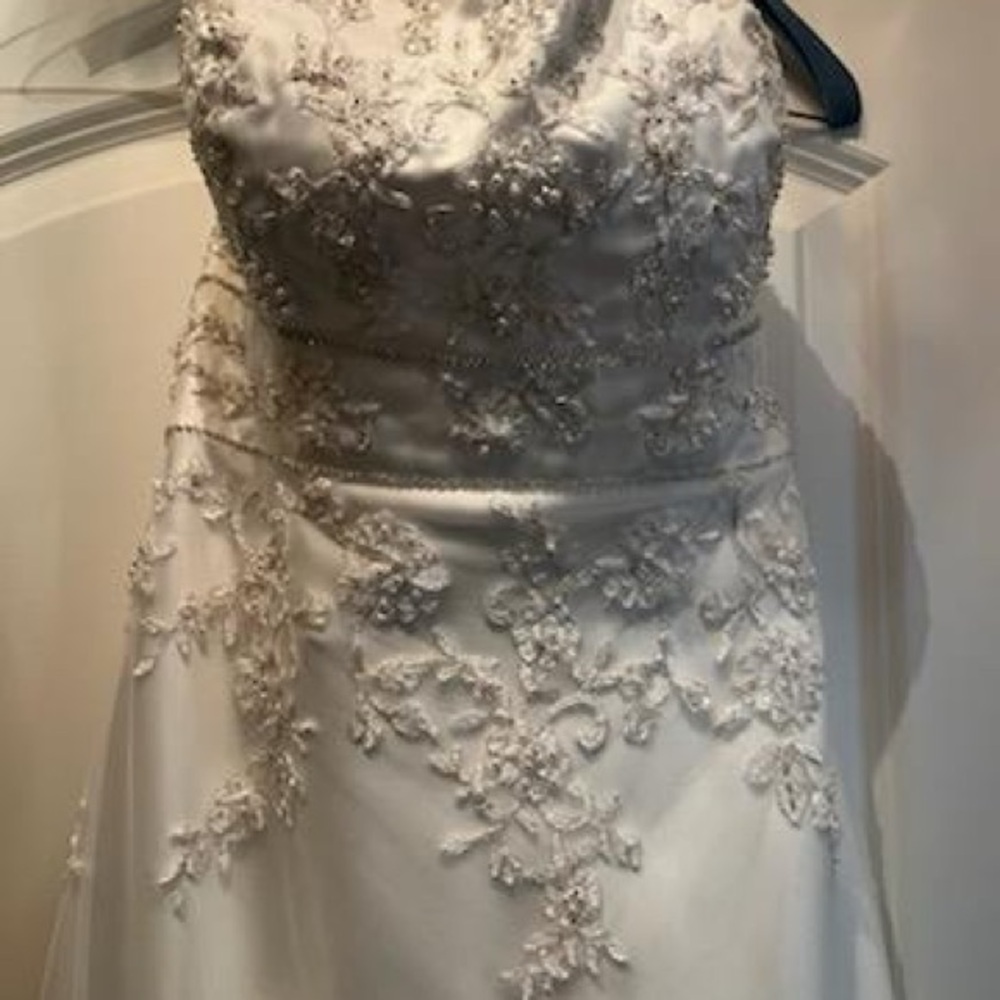 Alfred Angelo 1142 - Nearly Newlywed
Size 6
Like new, freshly dry cleaned - Picture 10 of 11